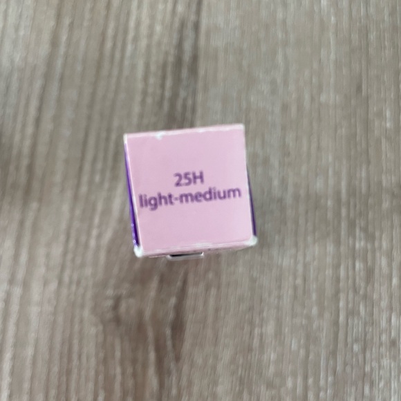 25-H Light-Medium Creaseless Concealer - Picture 3 of 4